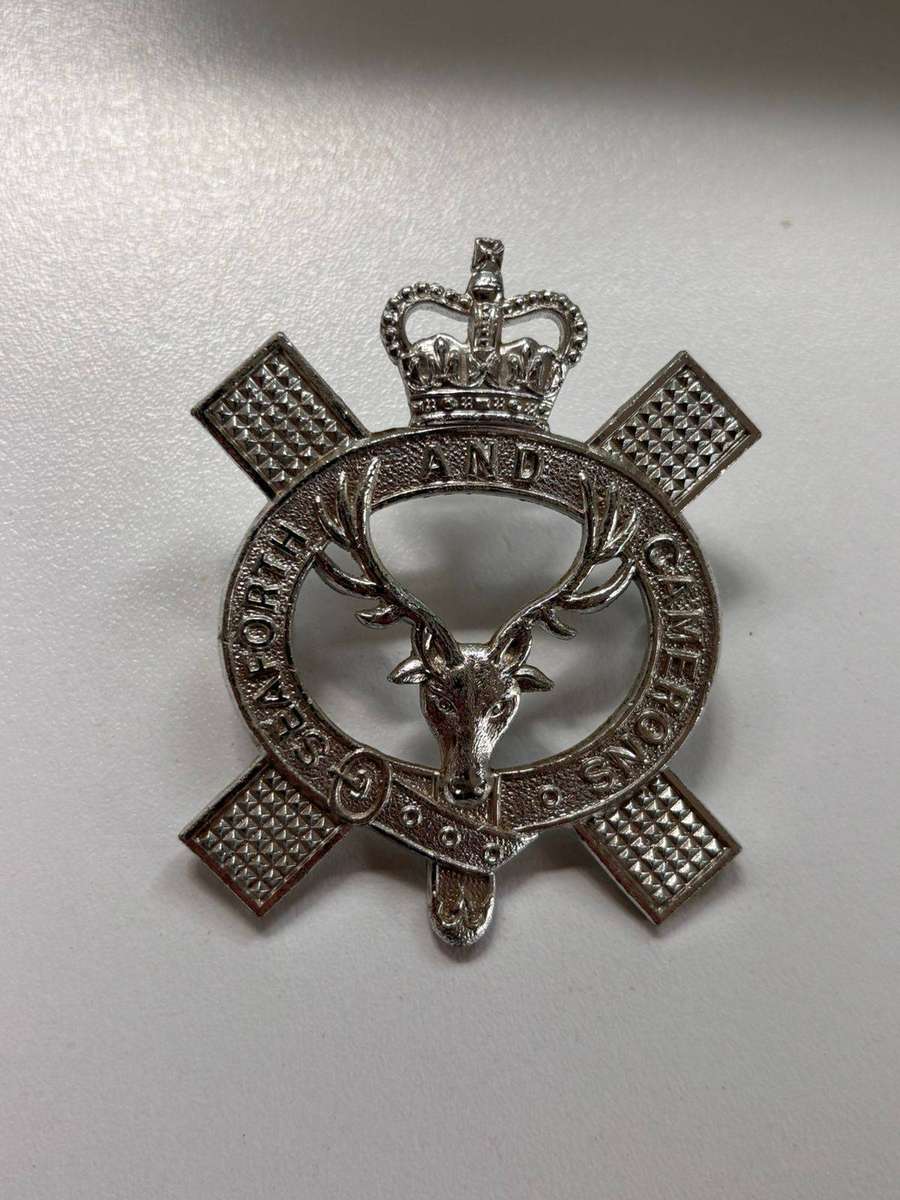 Vintage Queen's Own Highlanders Piper's Glengarry Badge.