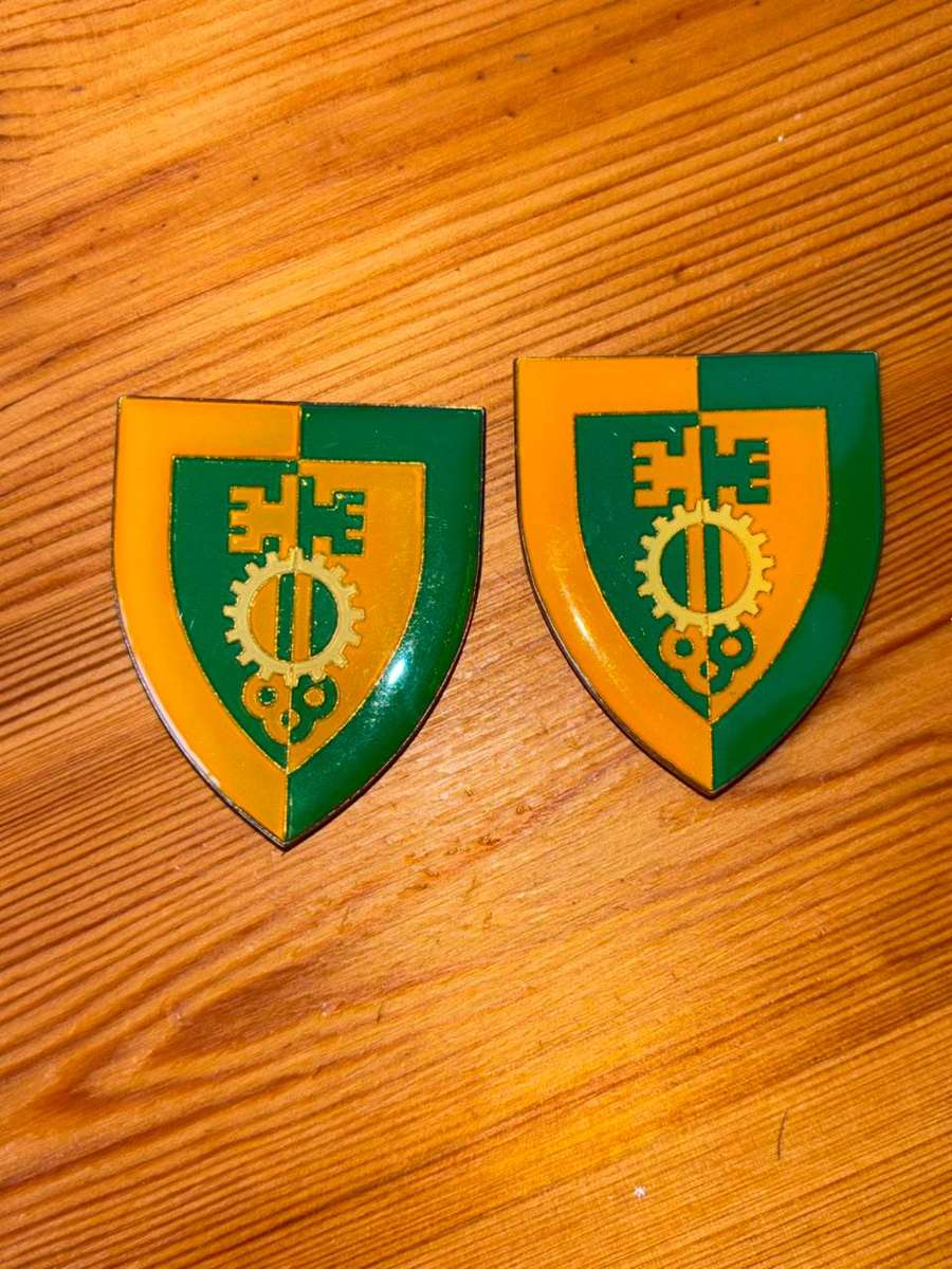 South African Defence Force (SADF) 7 Division Mobilisation Centre Shoulder Flash Badges.pins intact