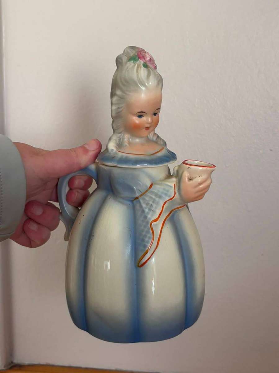 Beautiful Vintage Figural Lady Ceramic Teapot (Model number 6710)