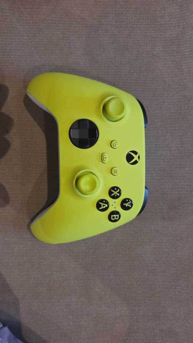 Xbox Series S 512GB Next-Gen Gaming Bundle with 3 Controllers