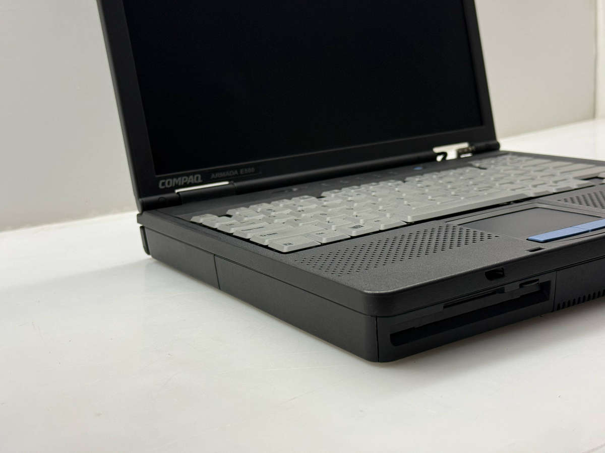 Compaq Armada E500 Series PP2060  Laptop  No HDD / No Charger  Boots, Screen OK