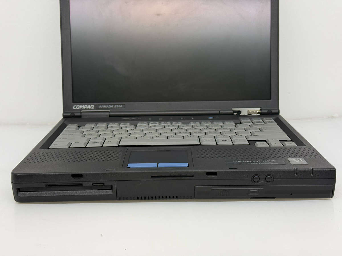 Compaq Armada E500 Series PP2060  Laptop  No HDD / No Charger  Boots, Screen OK