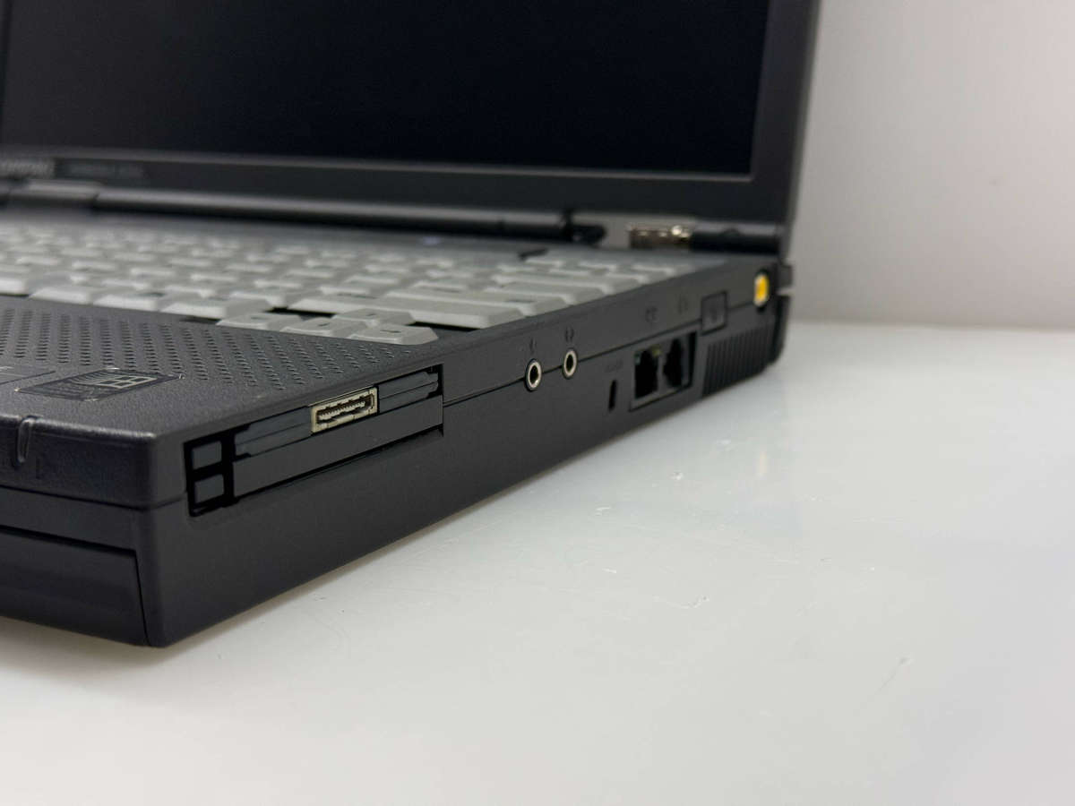 Compaq Armada E500 Series PP2060  Laptop  No HDD / No Charger  Boots, Screen OK