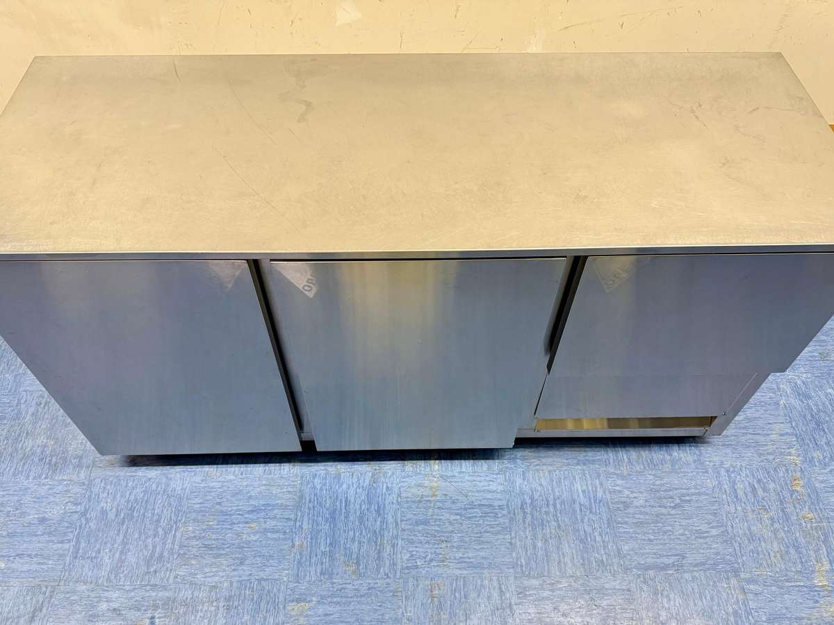 2.5 DOOR STAINLESS STEEL UNDER BAR FRIDGE