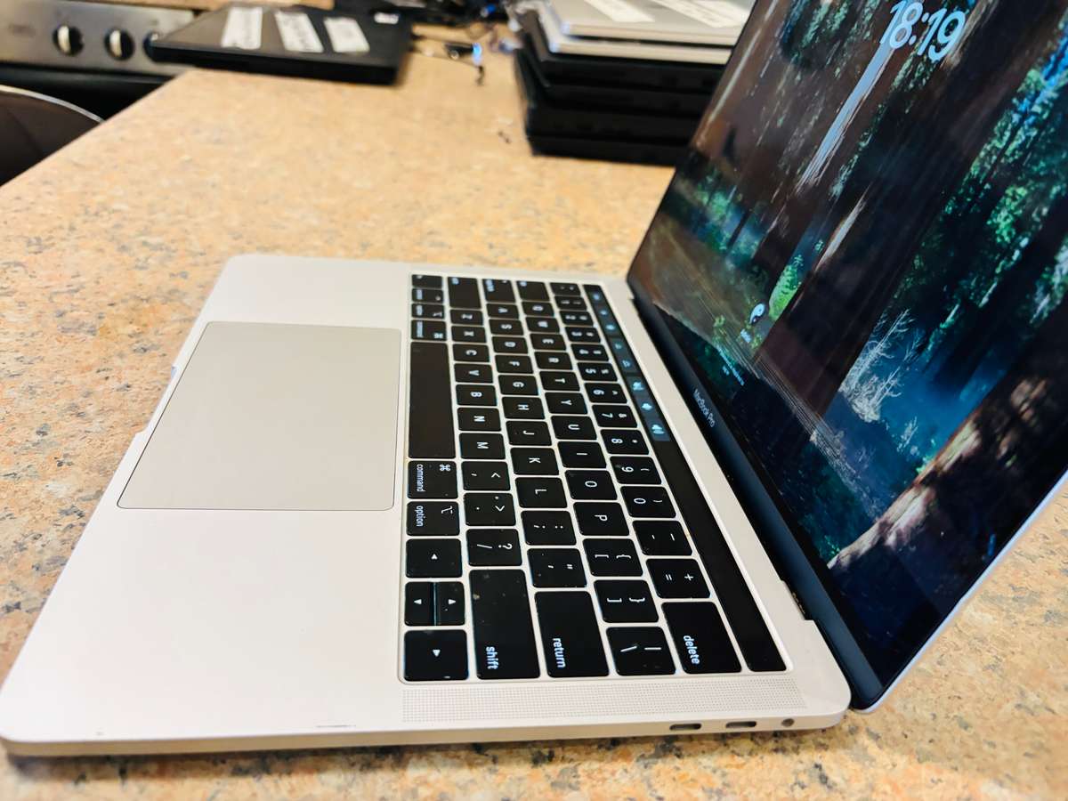 Macbook Pro 2018 13-inch Display - Intel Core i7 - 16GB RAM - 512GB SSD - Touchbar & TouchID MacOS