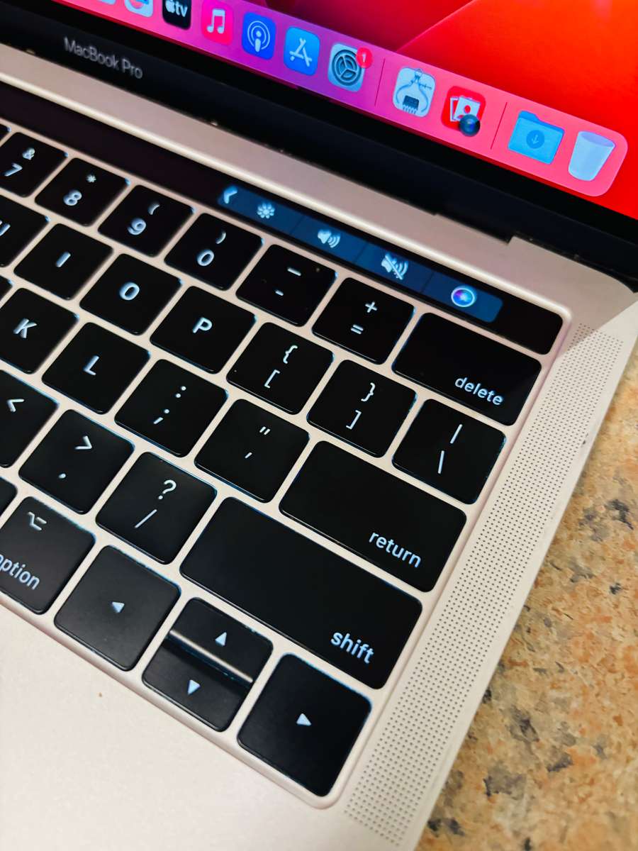 Macbook Pro 2017 13-inch Retina Display - Intel Core i5 - 16GB RAM - 1TB SSD - Touchbar & TouchID