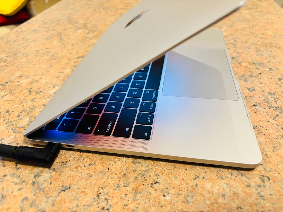 Macbook Pro 2017 13-inch Retina Display - Intel Core i5 - 16GB RAM - 1TB SSD - Touchbar & TouchID