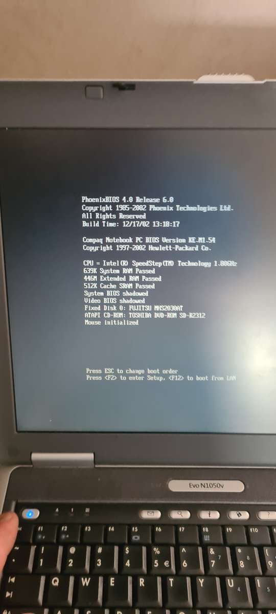 Retro Pentium 4 Compaq Laptop