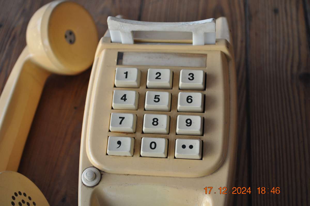 Vintage 80s Push Button Phone