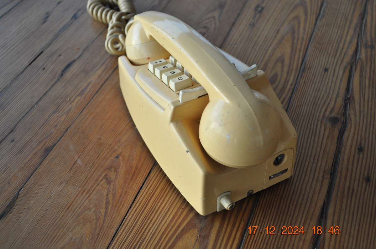 Vintage 80s Push Button Phone