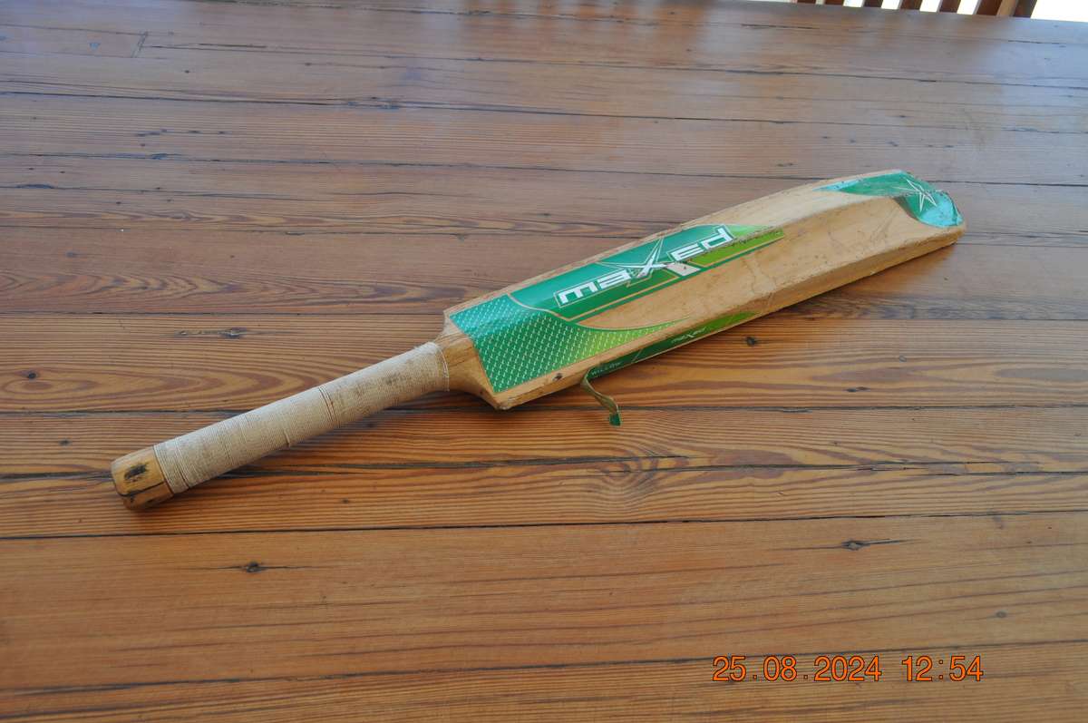 Maxed Youth Cricket Bat Size 6