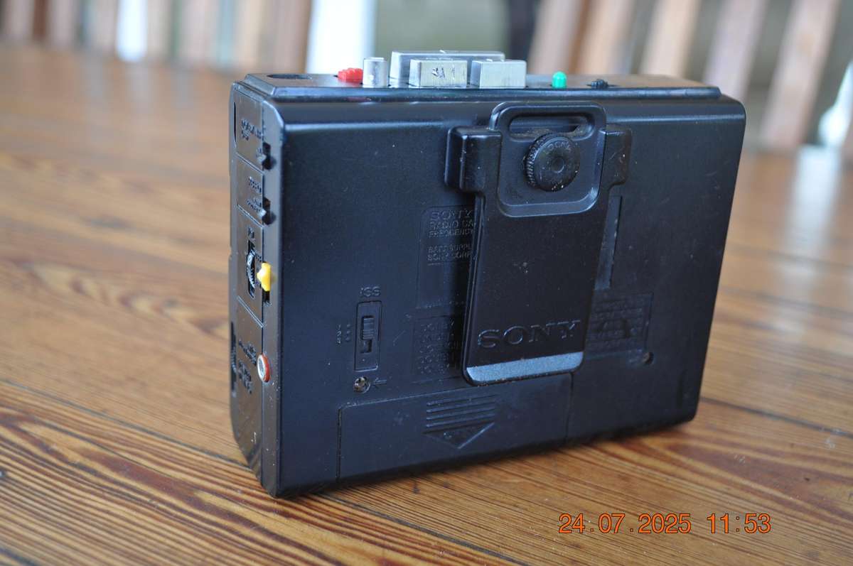 Vintage Sony Walkman Cassette Fm/Am Radio (as is)