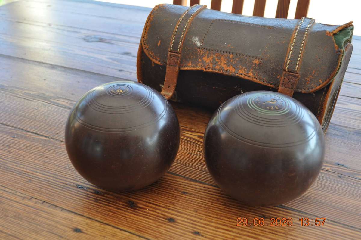 Vintage Henselite Lawn Bowls In Leather Carry Bag Size 4