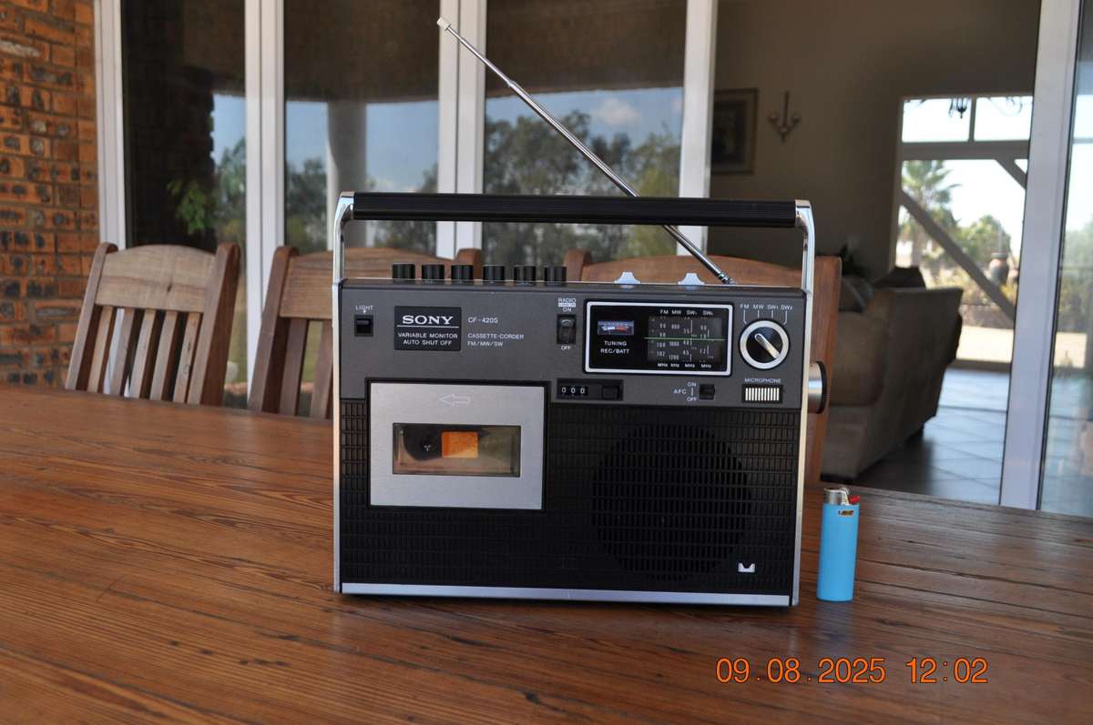 Vintage Sony CF-420S FM/AM/SW Radio Cassette