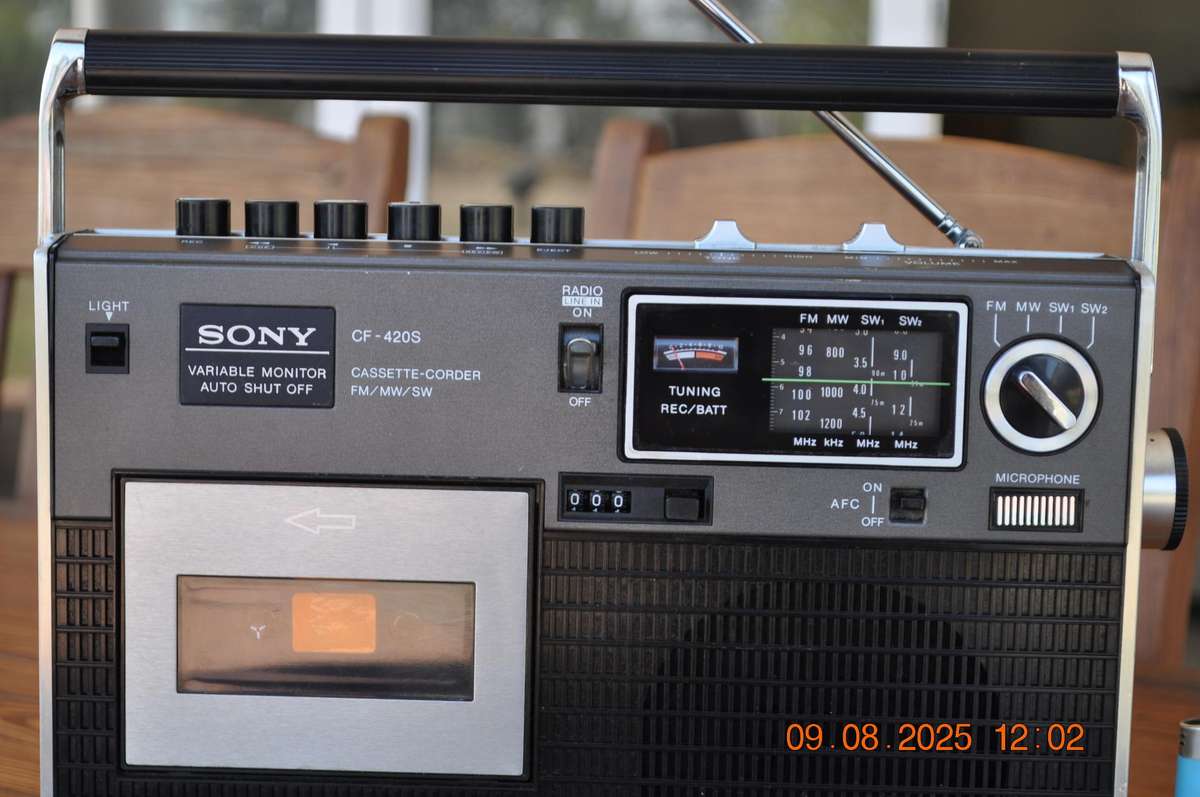 Vintage Sony CF-420S FM/AM/SW Radio Cassette