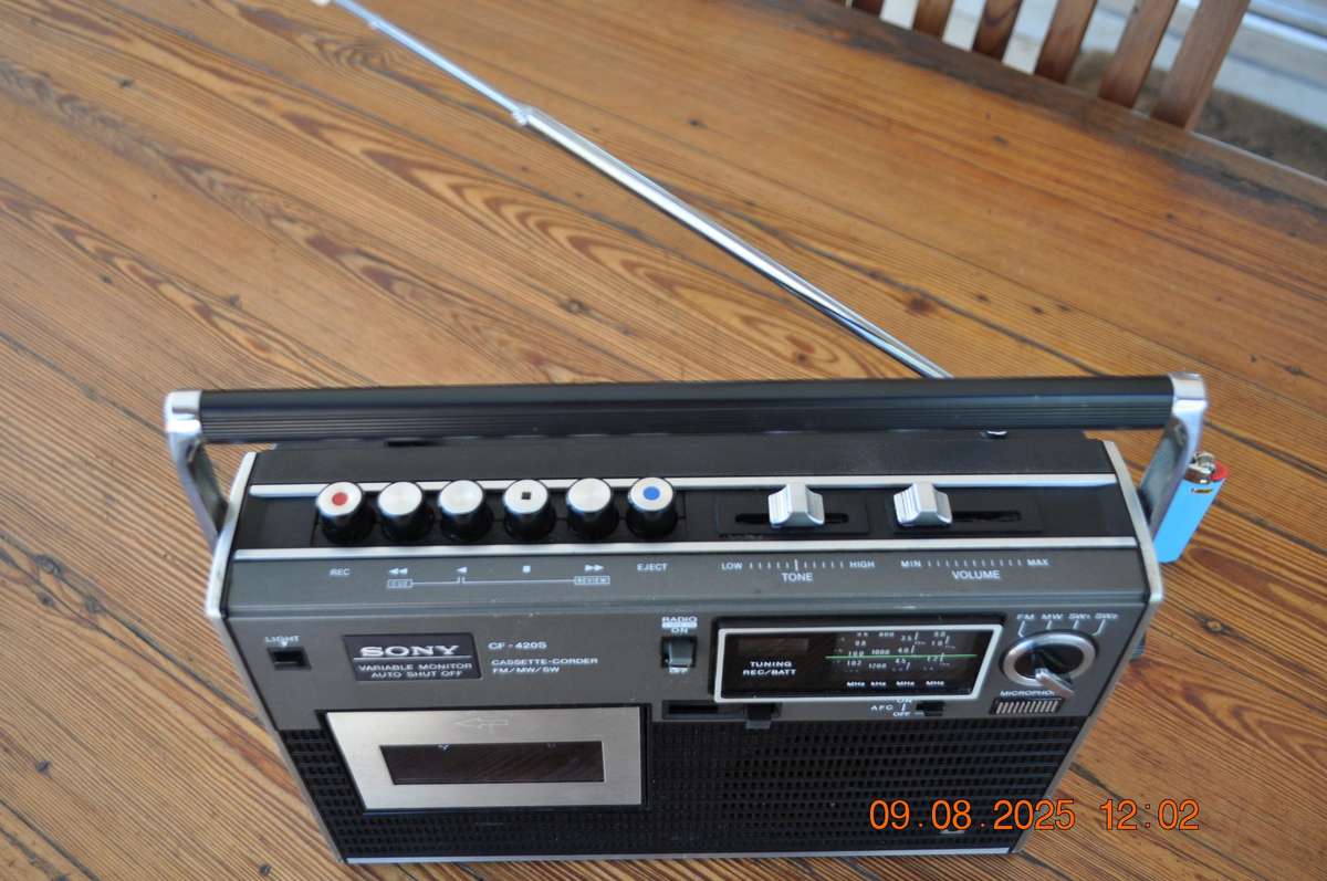 Vintage Sony CF-420S FM/AM/SW Radio Cassette