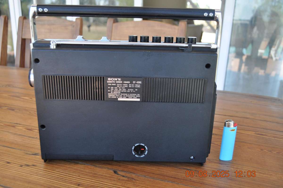 Vintage Sony CF-420S FM/AM/SW Radio Cassette