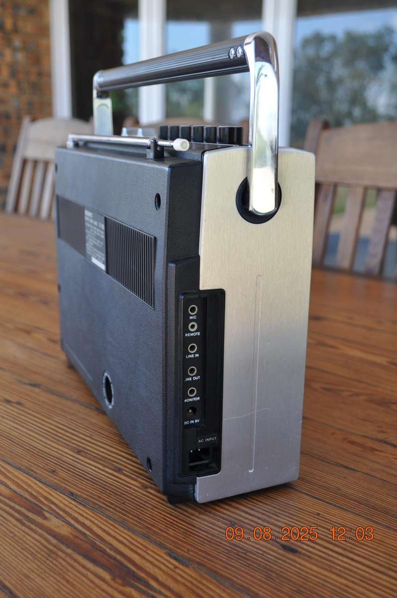 Vintage Sony CF-420S FM/AM/SW Radio Cassette