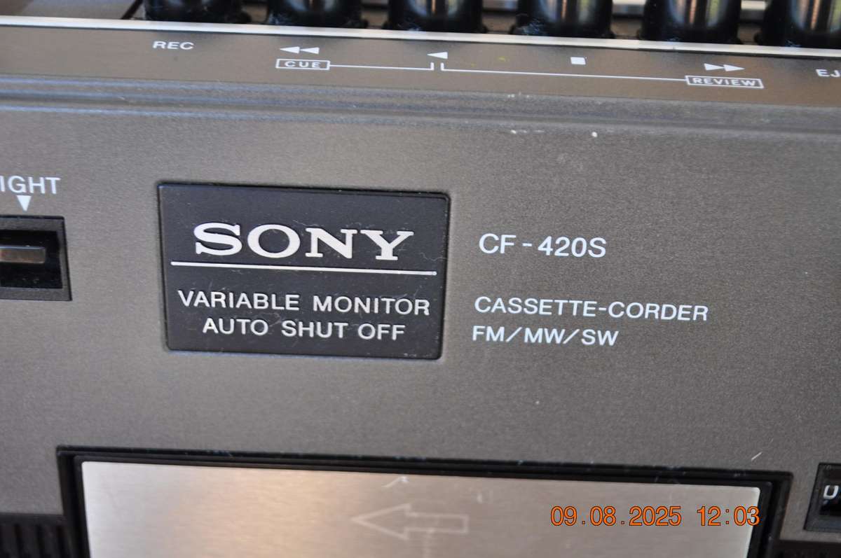 Vintage Sony CF-420S FM/AM/SW Radio Cassette