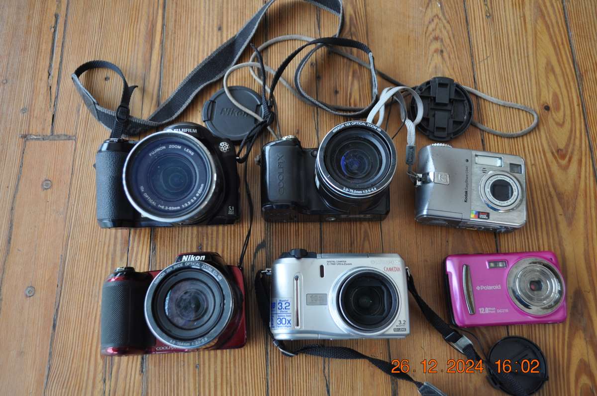 Older Type Digital Cameras Nikon Fujifilm Olympus Selling As Is (plead read)