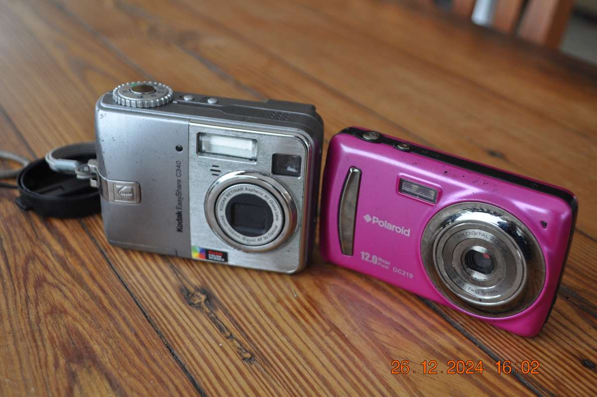Older Type Digital Cameras Nikon Fujifilm Olympus Selling As Is (plead read)