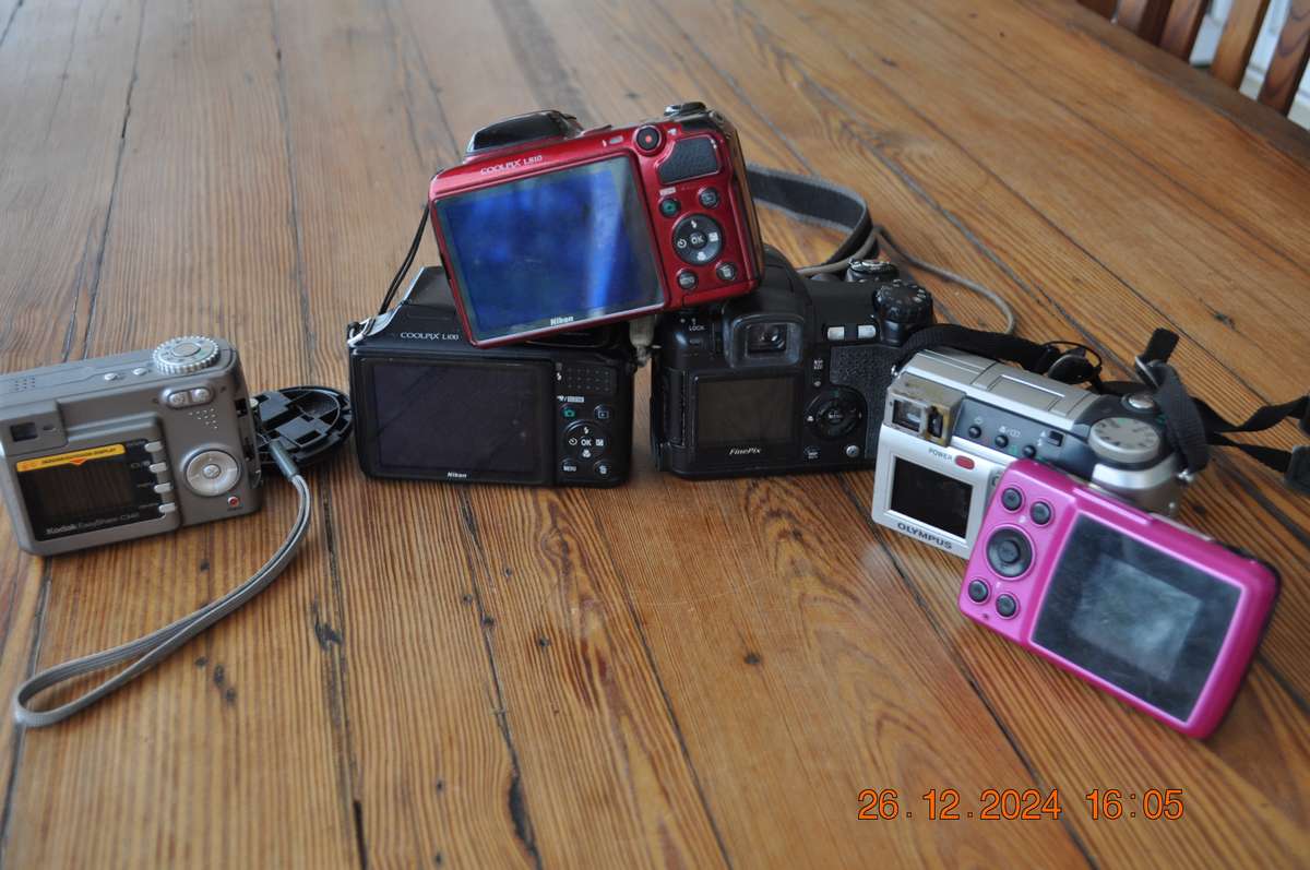 Older Type Digital Cameras Nikon Fujifilm Olympus Selling As Is (plead read)