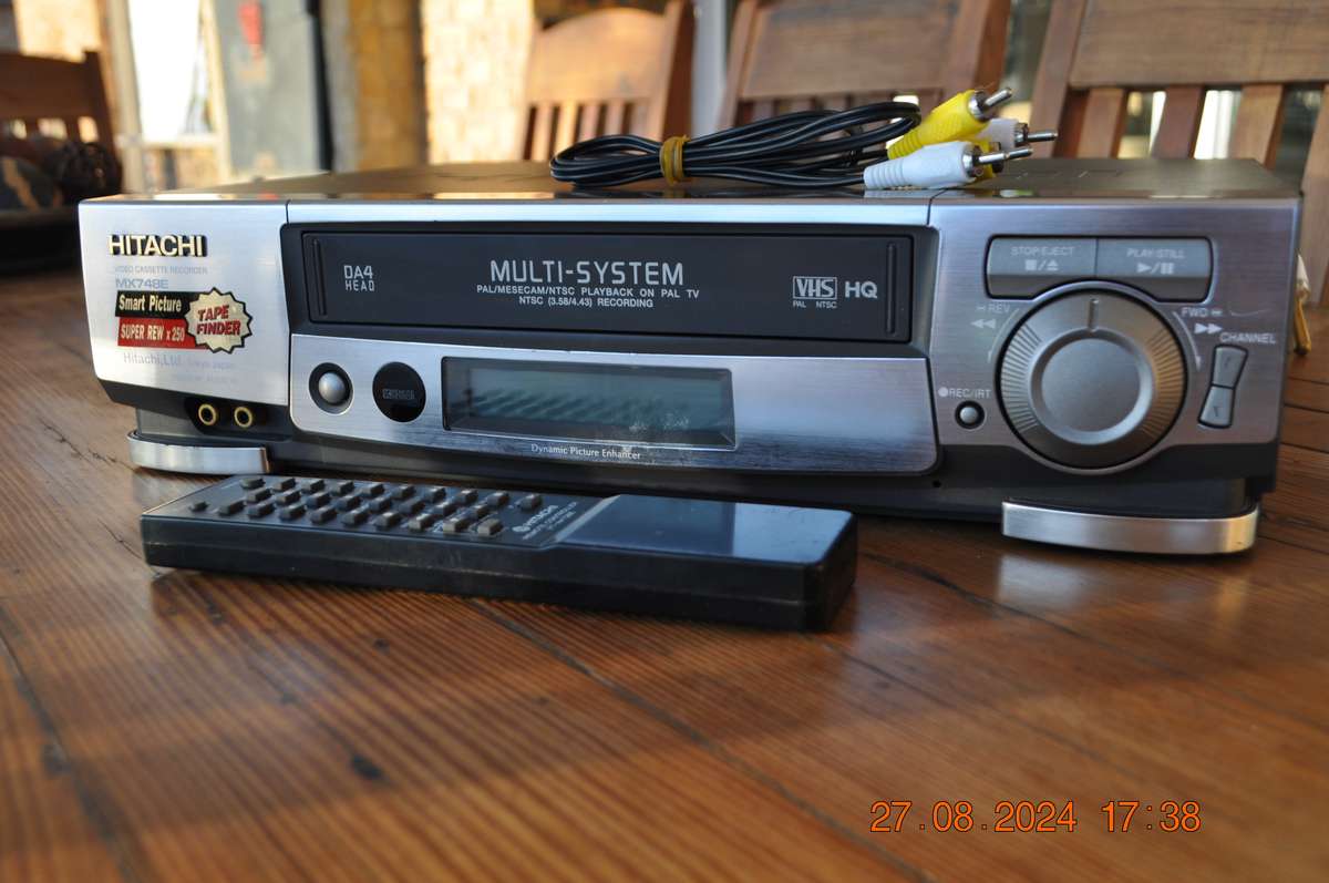 Hitachi VHS Video Cassette Player With Remote (tested working)