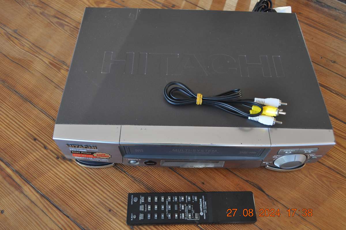 Hitachi VHS Video Cassette Player With Remote (tested working)