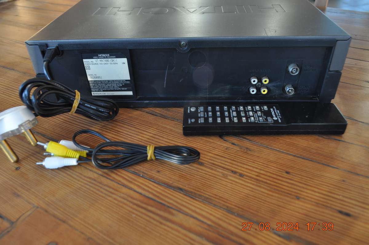 Hitachi VHS Video Cassette Player With Remote (tested working)