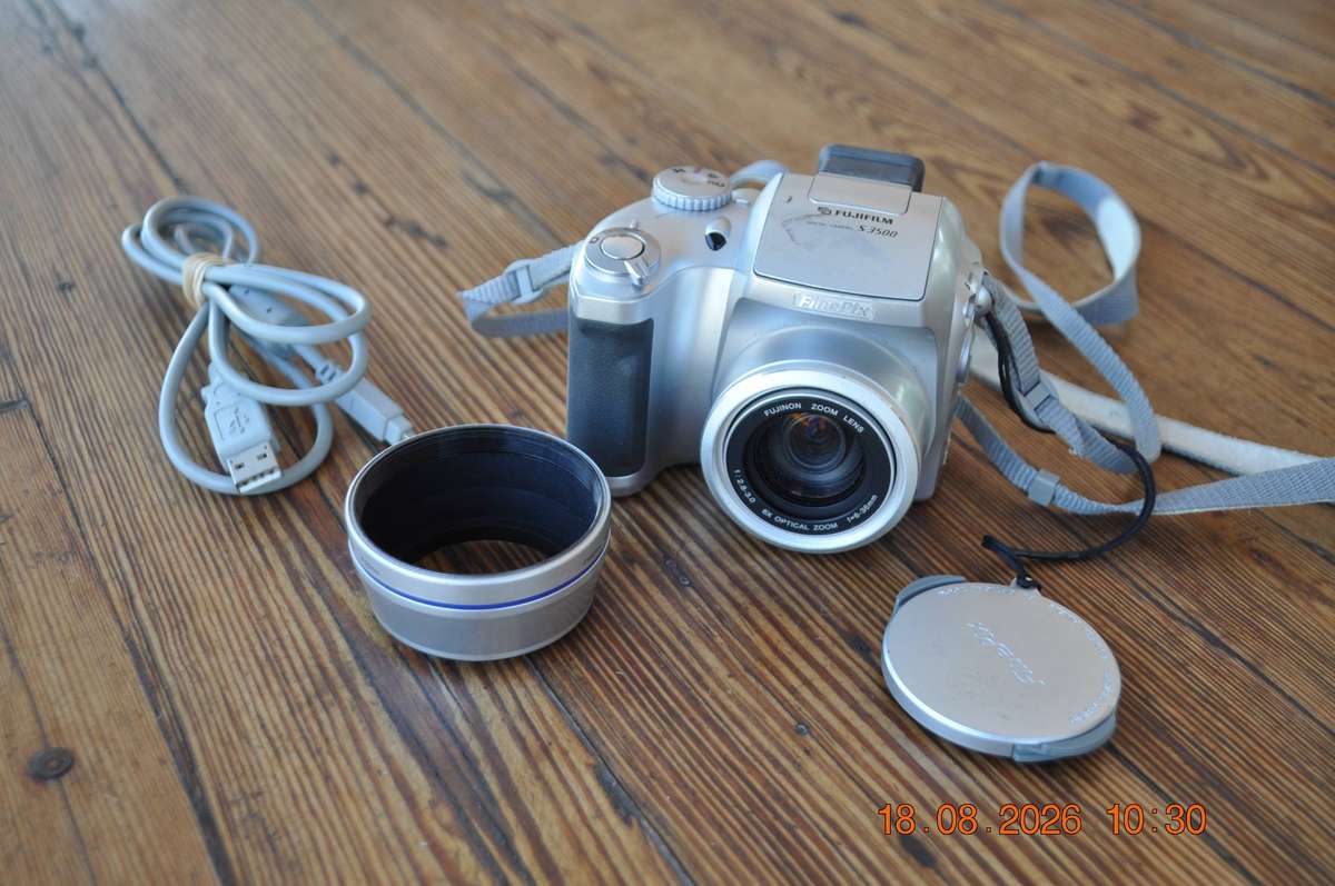 Vintage Fujifilm FinePix S3500 4MP Digital Camera