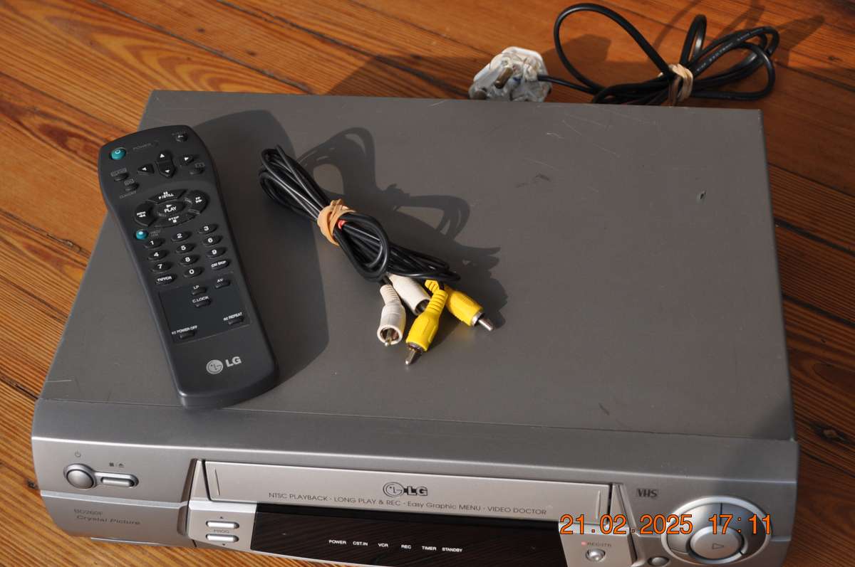 LG VHS Video Cassette Player With Remote