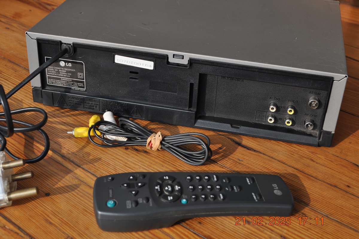 LG VHS Video Cassette Player With Remote
