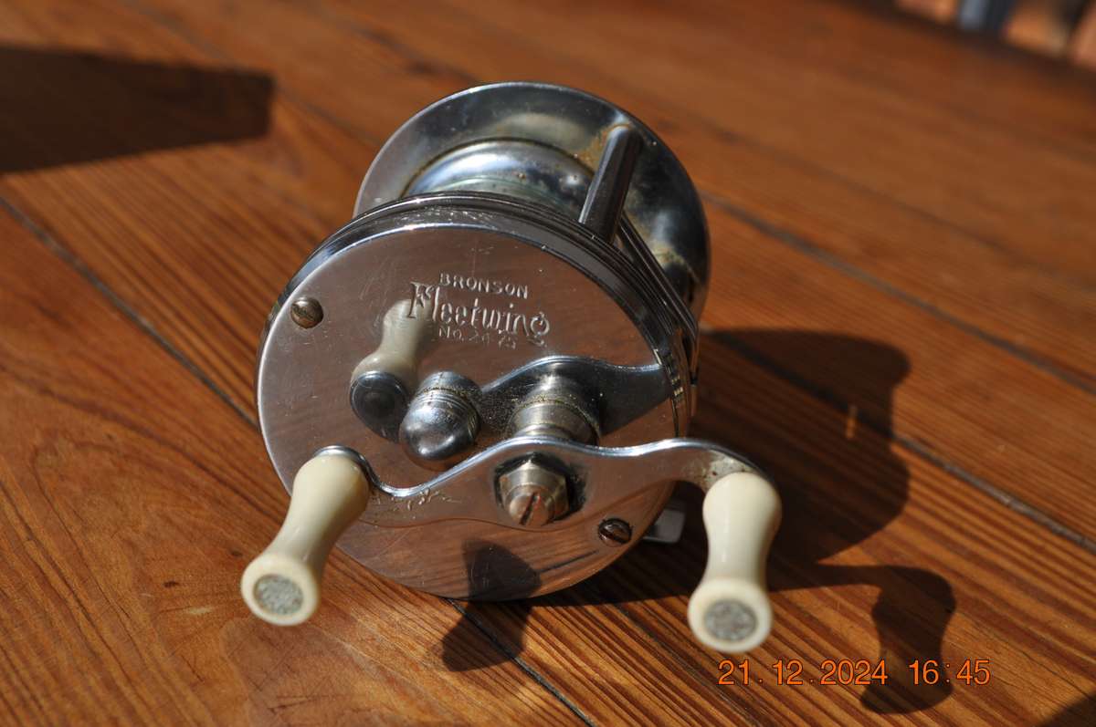 Vintage Bronson Fleetwing Casting Fishing Reel
