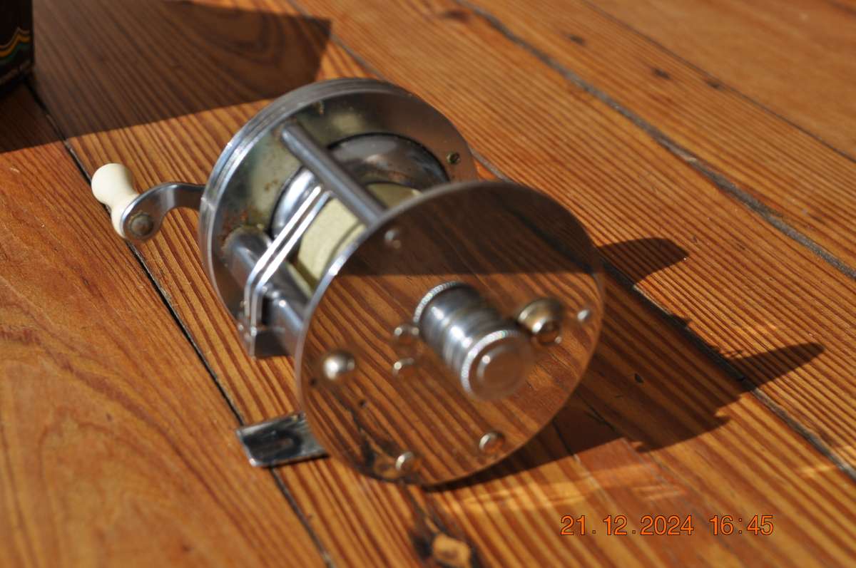 Vintage Bronson Fleetwing Casting Fishing Reel