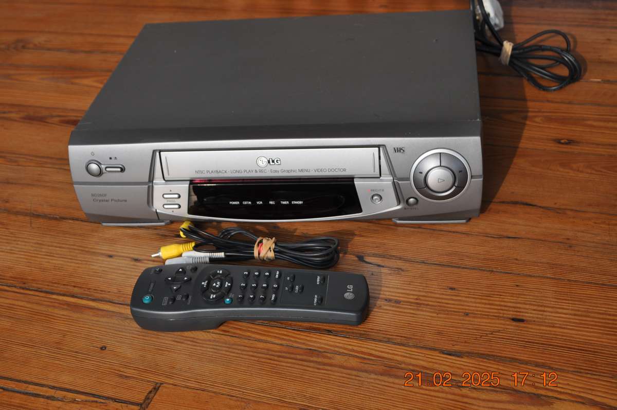 LG VHS Video Cassette Player With Remote