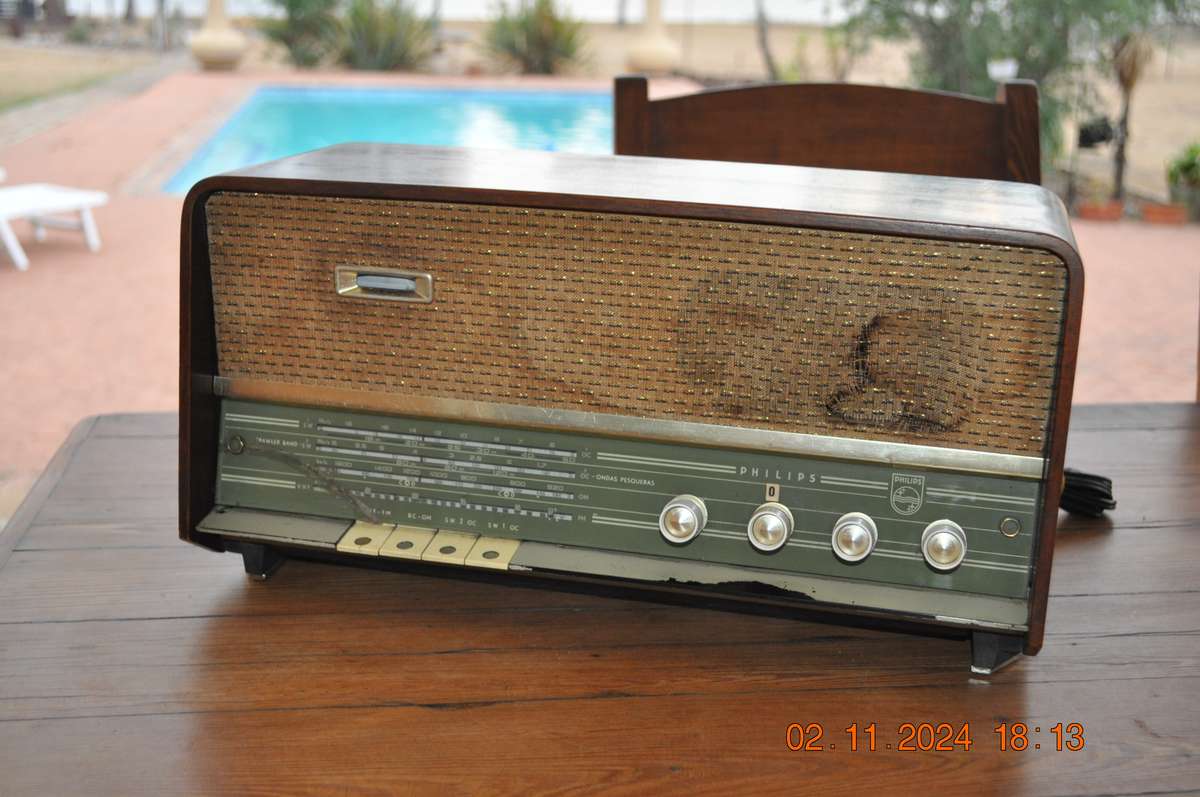 Vintage 1960s Phillips Tube Radio