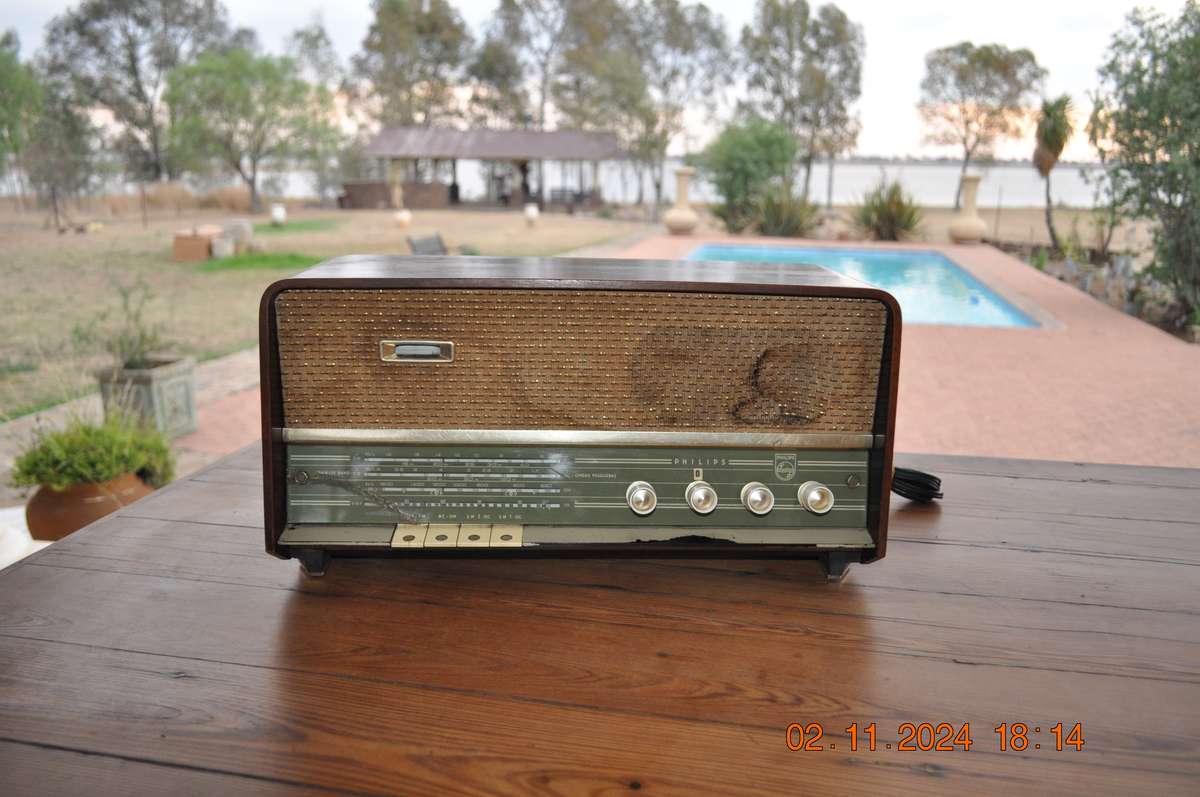 Vintage 1960s Phillips Tube Radio