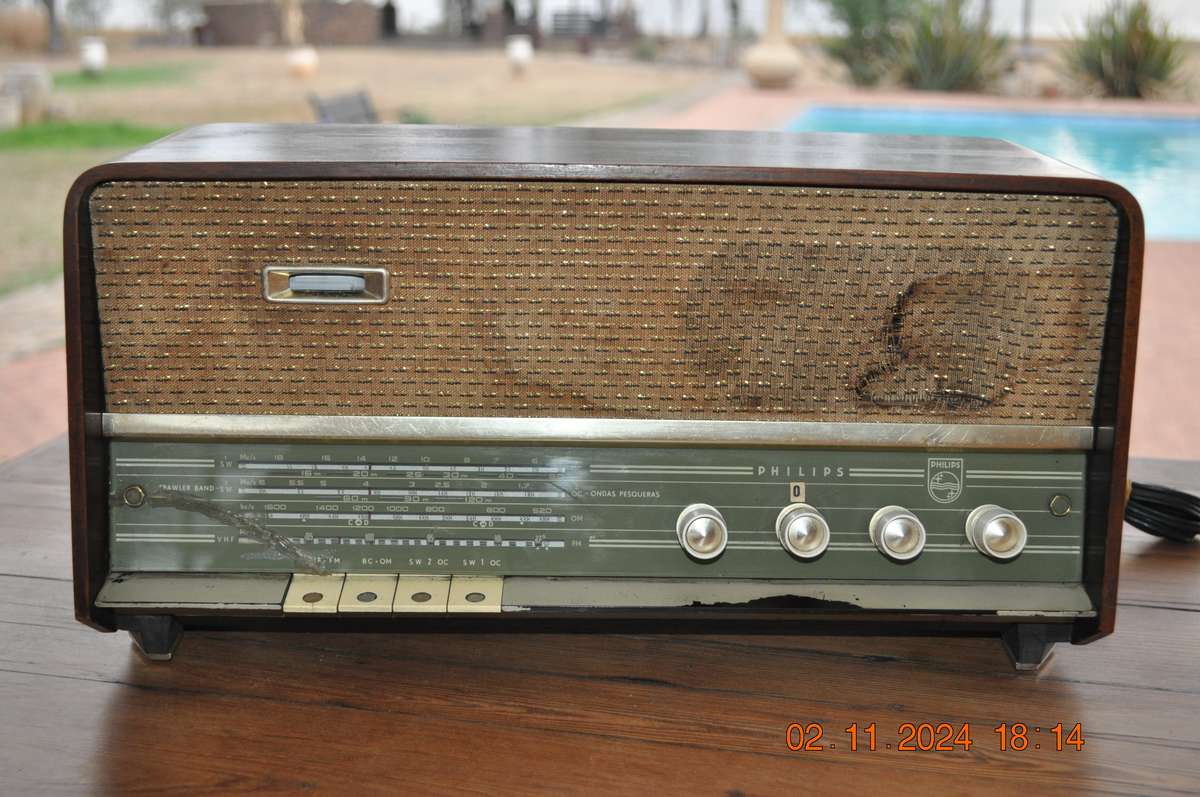 Vintage 1960s Phillips Tube Radio