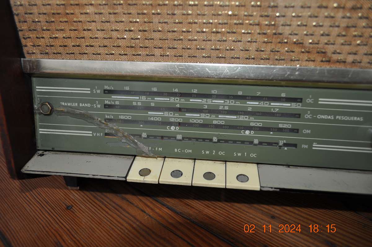 Vintage 1960s Phillips Tube Radio