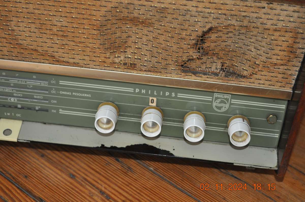 Vintage 1960s Phillips Tube Radio