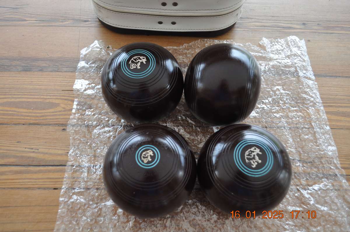 Henselite Older Type Size 4 Lawn Bowls With Bag
