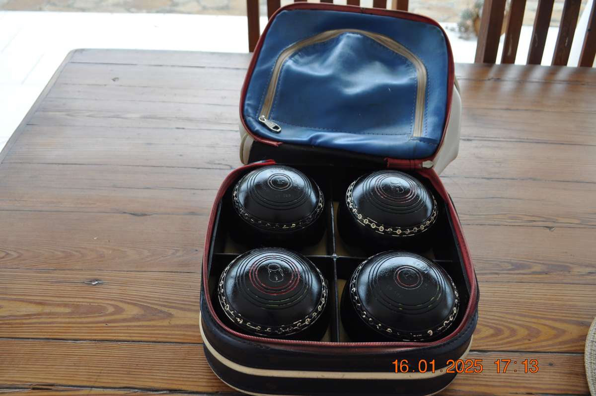 Henselite Super Grip Size 4 Lawn Bowls With Bag