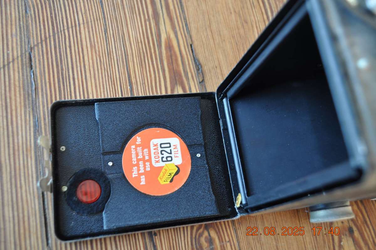Vintage Brownie Six-20 Model D Box Film Camera