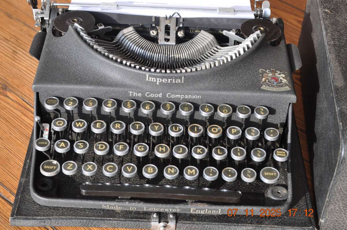 Vintage Imperial Typewriter (tested working)