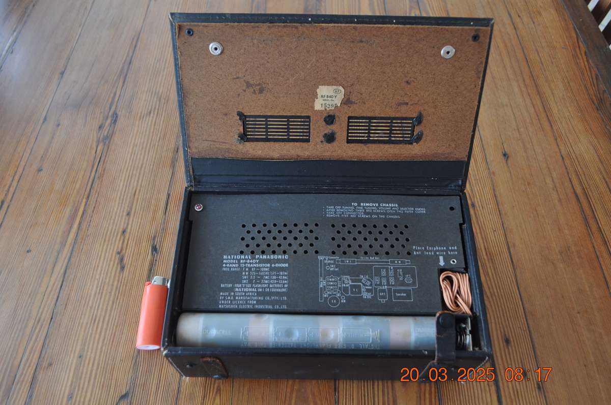 Vintage National Panasonic FM/AM Transistor Radio