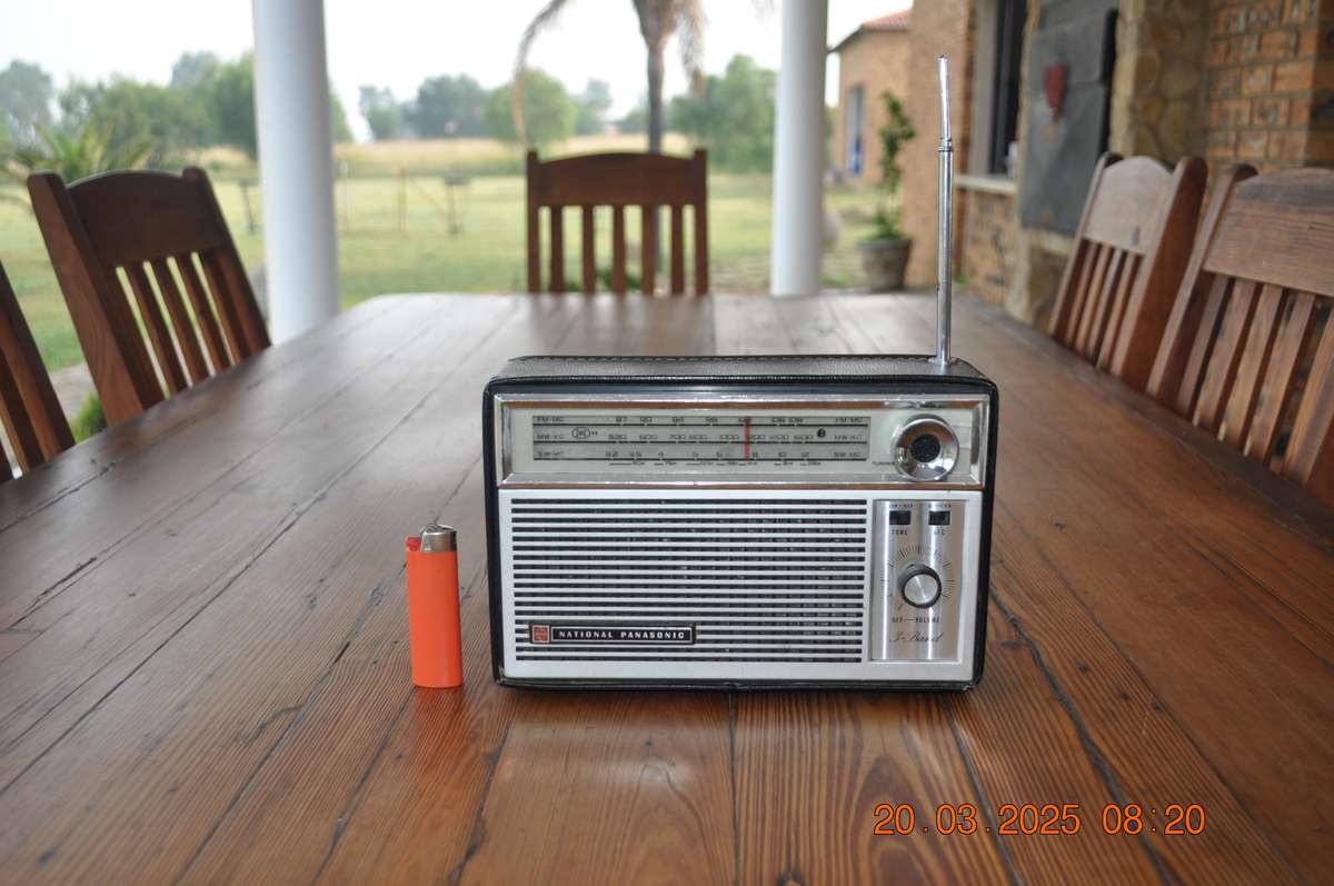 Vintage National Panasonic FM/AM 3 Band Transistor Radio