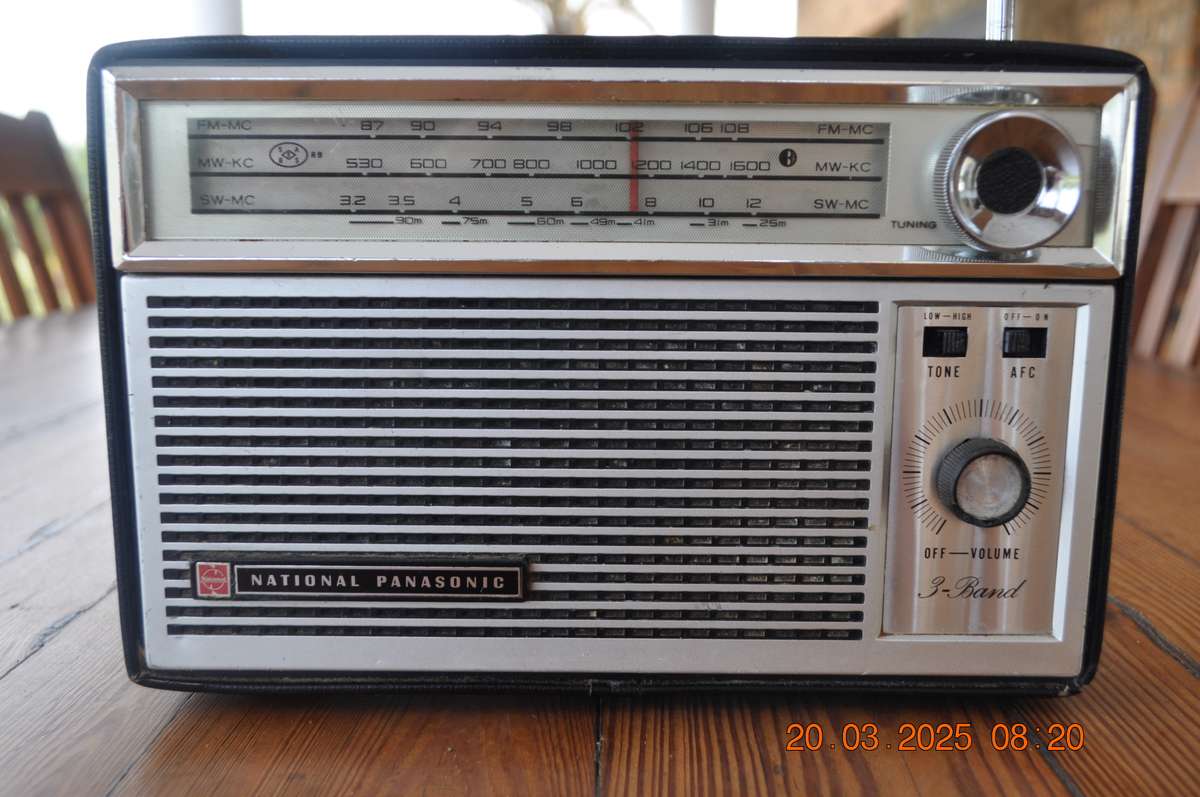 Vintage National Panasonic FM/AM 3 Band Transistor Radio