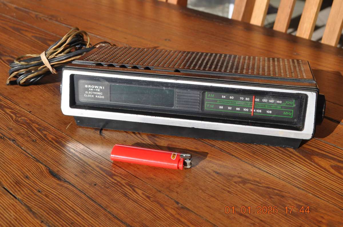 Vintage Browni Wood Grain Bedside FM Radio