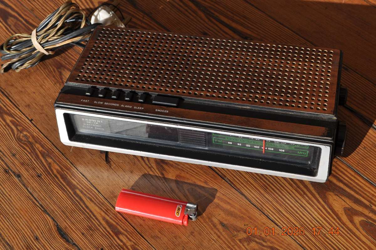 Vintage Browni Wood Grain Bedside FM Radio
