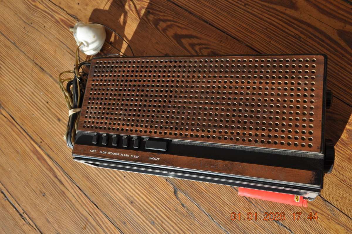 Vintage Browni Wood Grain Bedside FM Radio